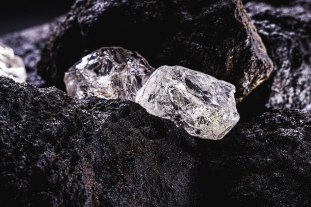 Diamante en bruto, piedra preciosa en las minas. ¿Diamantes naturales o artificiales?