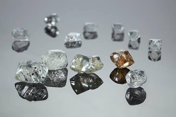 Diamantes en bruto. ¿Diamantes naturales o artificiales?