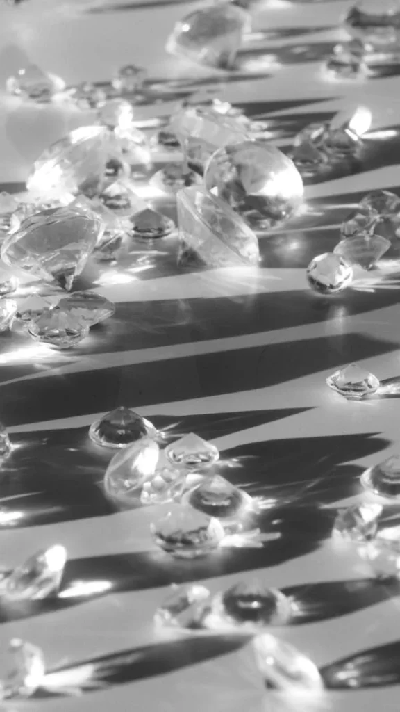 Diamantes artificiales tallados en talla brillante. ¿Diamantes naturales o artificiales?