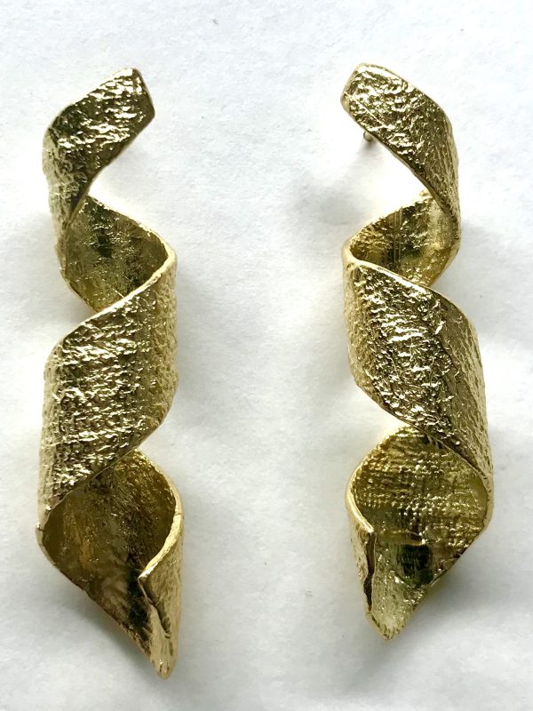 Pendientes en plata dorada enroscados con textura de pana. Joya única.