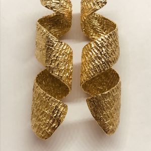 Pendientes en plata de ley dorada con textura de Tweed espiga. Joya única.