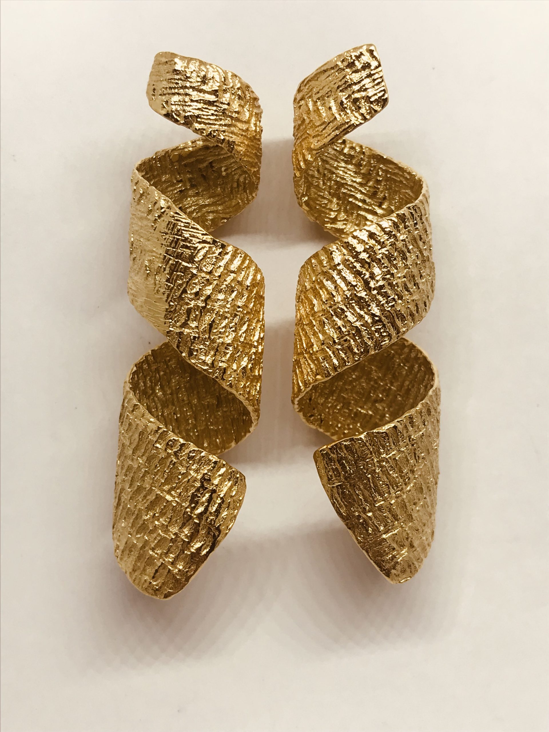 Pendientes en plata de ley dorada con textura de Tweed espiga. Joya única.